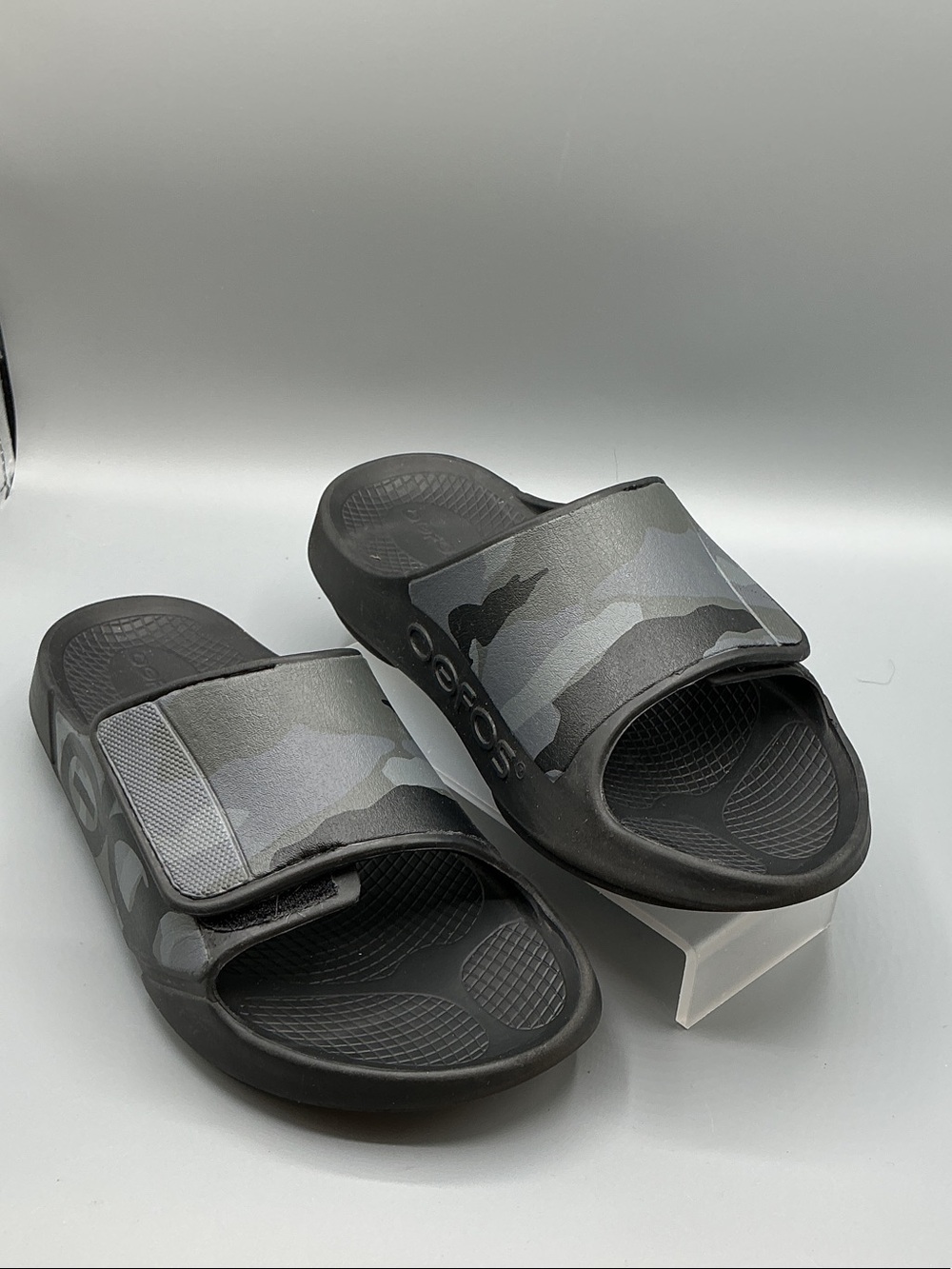 OOFOS Slide Sandals in Gray Camo, size women’s 9 men’s 7